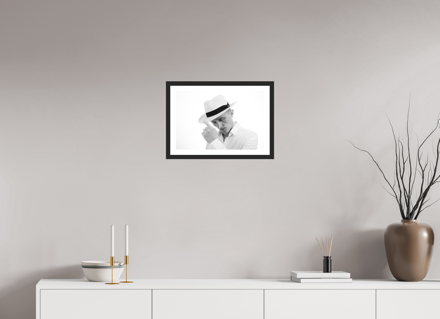45 x 30 cm, Ilford on Aluminium behind Acrylic Glass, Framed with Border Contemplation - Schwarzweiß-Fotografie - Portrait - Hochwertiger Abzug in Galeriequalität