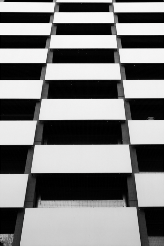 Checkers - Schwarzweiß-Architekturfotografie - Hochwertiger Abzug in Galeriequalität