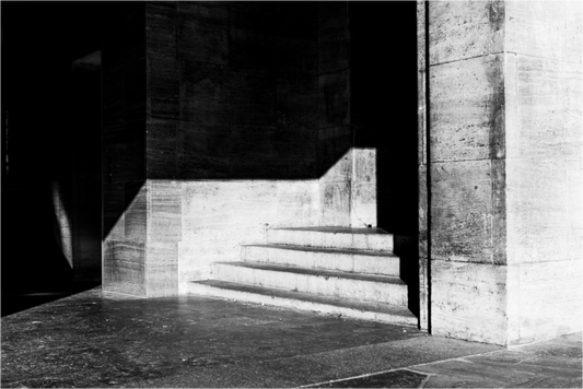 Main image Admission - Schwarzweiß-Architekturfotografie - Hochwertiger Abzug in Galeriequalität