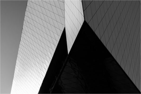 Triangles II - Schwarzweiß-Architekturfotografie - Hochwertiger Abzug in Galeriequalität