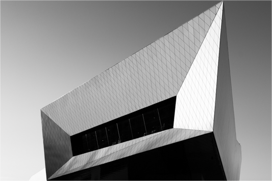 Distortion - Schwarzweiß-Architekturfotografie - Hochwertiger Abzug in Galeriequalität
