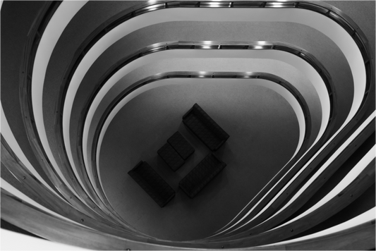 Eavesdropping - Schwarzweiß-Architekturfotografie - Hochwertiger Abzug in Galeriequalität