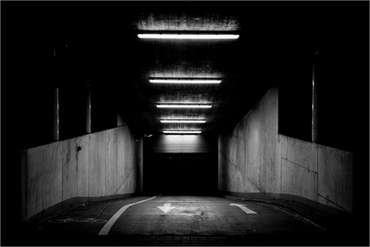 In or Out? - Schwarzweiß-Nachtfotografie - Hochwertiger Abzug in Galeriequalität