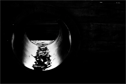 Main image Pipe - Abstrakte Schwarzweiß Nachtfotografie - Hochwertiger Abzug in Galeriequalität