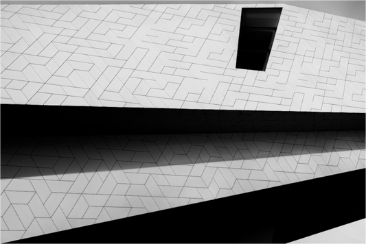 Triangles - Schwarzweiß-Architekturfotografie - Hochwertiger Abzug in Galeriequalität