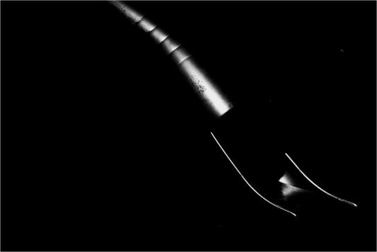 Slide - Abstrakte Minimalistische Schwarzweiß-Nachtfotografie - Hochwertiger Abzug in Galeriequalität