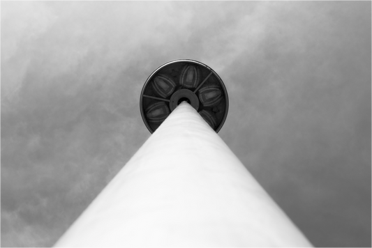 Nail - Abstrakte Schwarzweiß-Fotografie, Naheinstellung - Hochwertiger Abzug in Galeriequalität