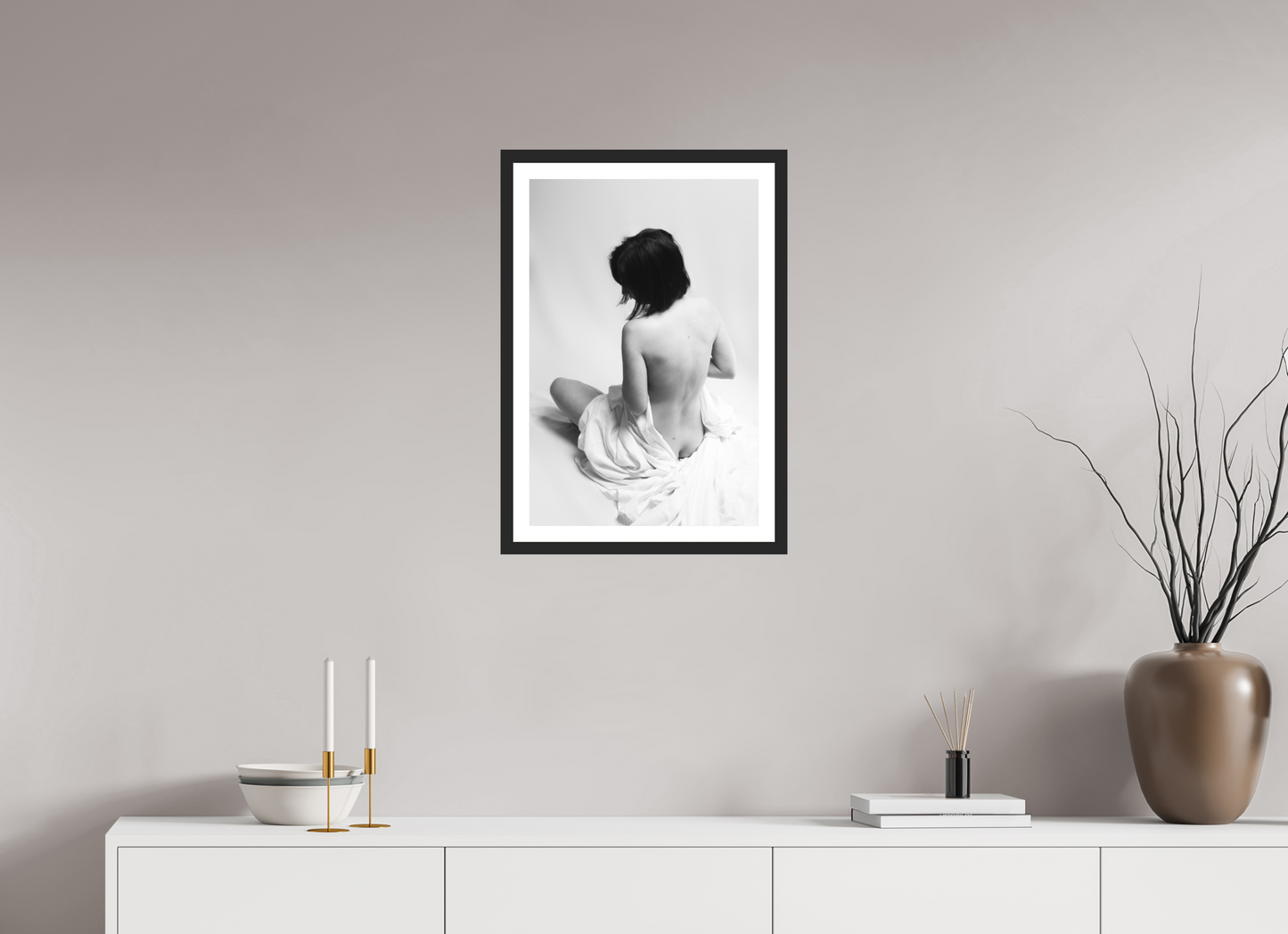 40 x 60 cm, Ilford on Aluminium behind Acrylic Glass, Framed with Border Absent II - Schwarzweiß-Fotografie - Teilakt - Hochwertiger Abzug in Galeriequalität