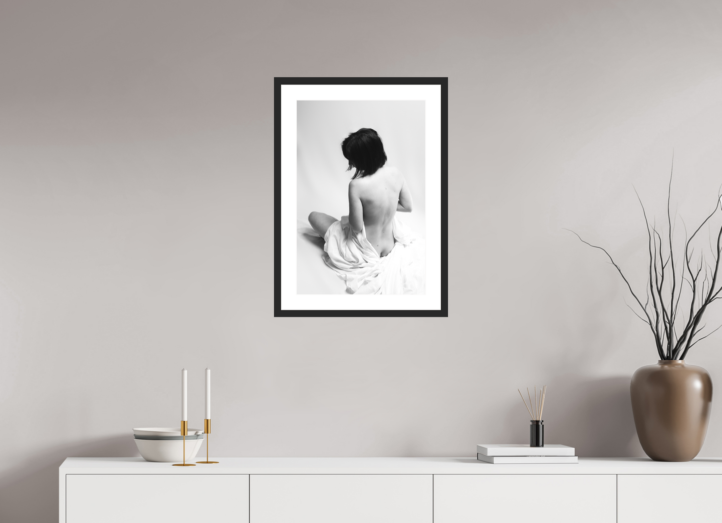 40 x 60 cm, Ilford Framed with Passepartout and Premium Glass Absent II - Schwarzweiß-Fotografie - Teilakt - Hochwertiger Abzug in Galeriequalität