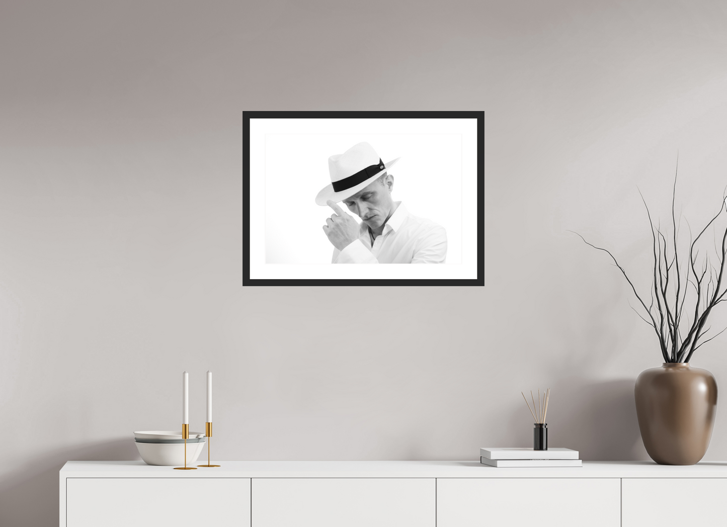 60 x 40 cm, Ilford Framed with Passepartout and Premium Glass Contemplation - Schwarzweiß-Fotografie - Portrait - Hochwertiger Abzug in Galeriequalität