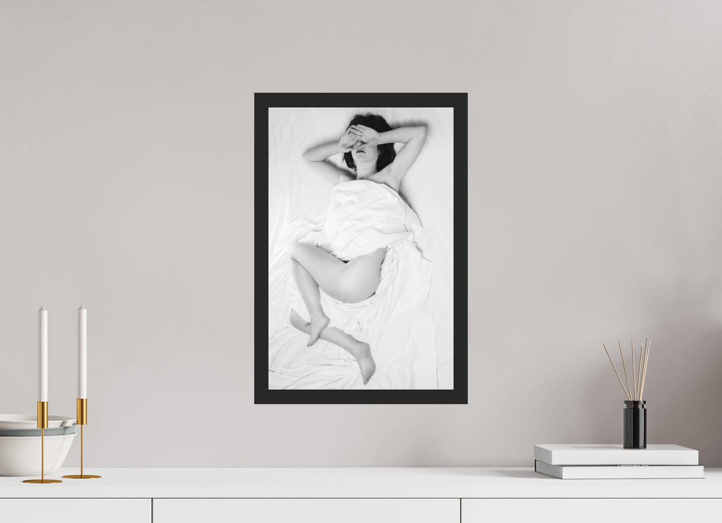 30 x 45 cm, Ilford on Aluminium behind Acrylic Glass, Framed Rise - Schwarzweiß-Fotografie - Teilakt - Hochwertiger Abzug in Galeriequalität