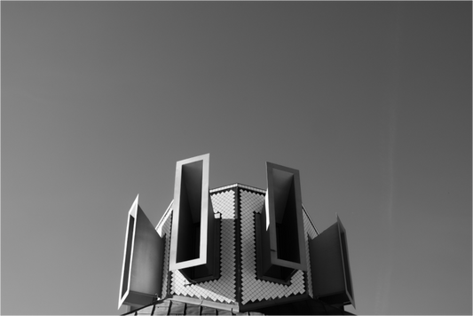 Horns - Abstrakte Schwarzweiß-Architekturfotografie - Hochwertiger Abzug in Galeriequalität