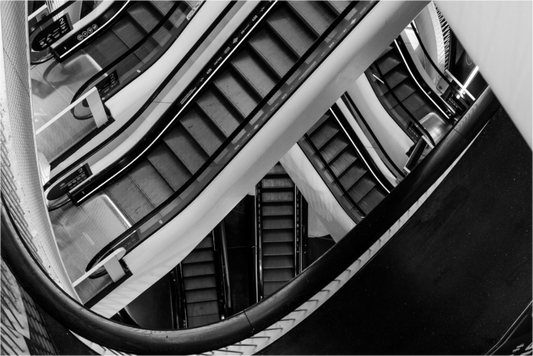Main image Labyrinth - Schwarzweiß-Architekturfotografie - Hochwertiger Abzug in Galeriequalität