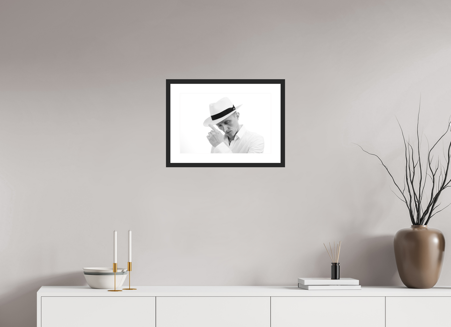 45 x 30 cm, Baryta Framed with Passepartout and Premium Glass Contemplation - Schwarzweiß-Fotografie - Portrait - Hochwertiger Abzug in Galeriequalität