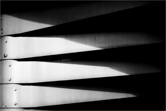 Main image Fangs - Abstrakte Schwarzweiß-Fotografie - Hochwertiger Abzug in Galeriequalität
