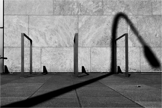 Bow - Abstrakte Schwarzweiß-Fotografie - Hochwertiger Abzug in Galeriequalität